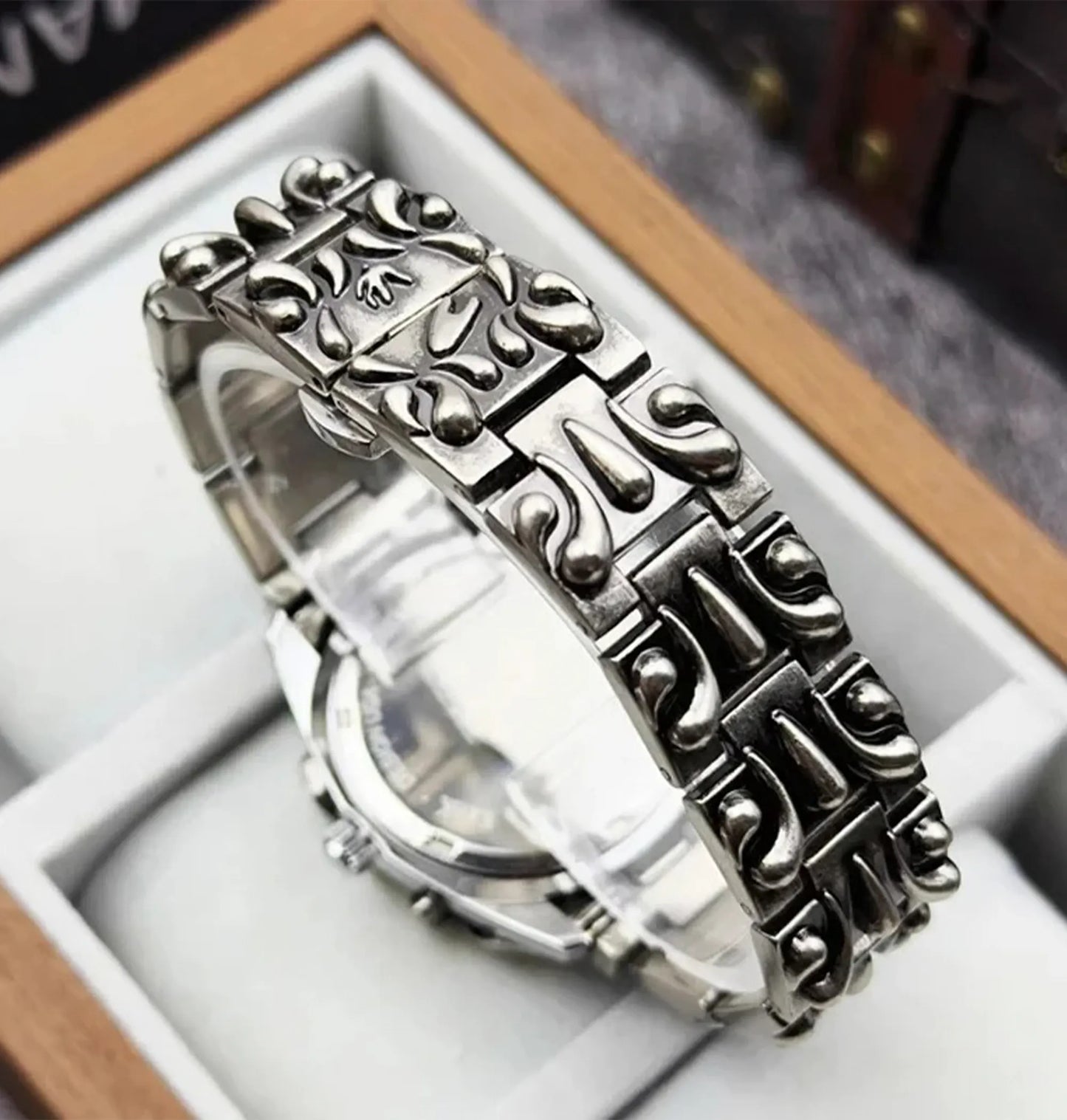 Relógio Retrô Y2K Garras de Alabastro