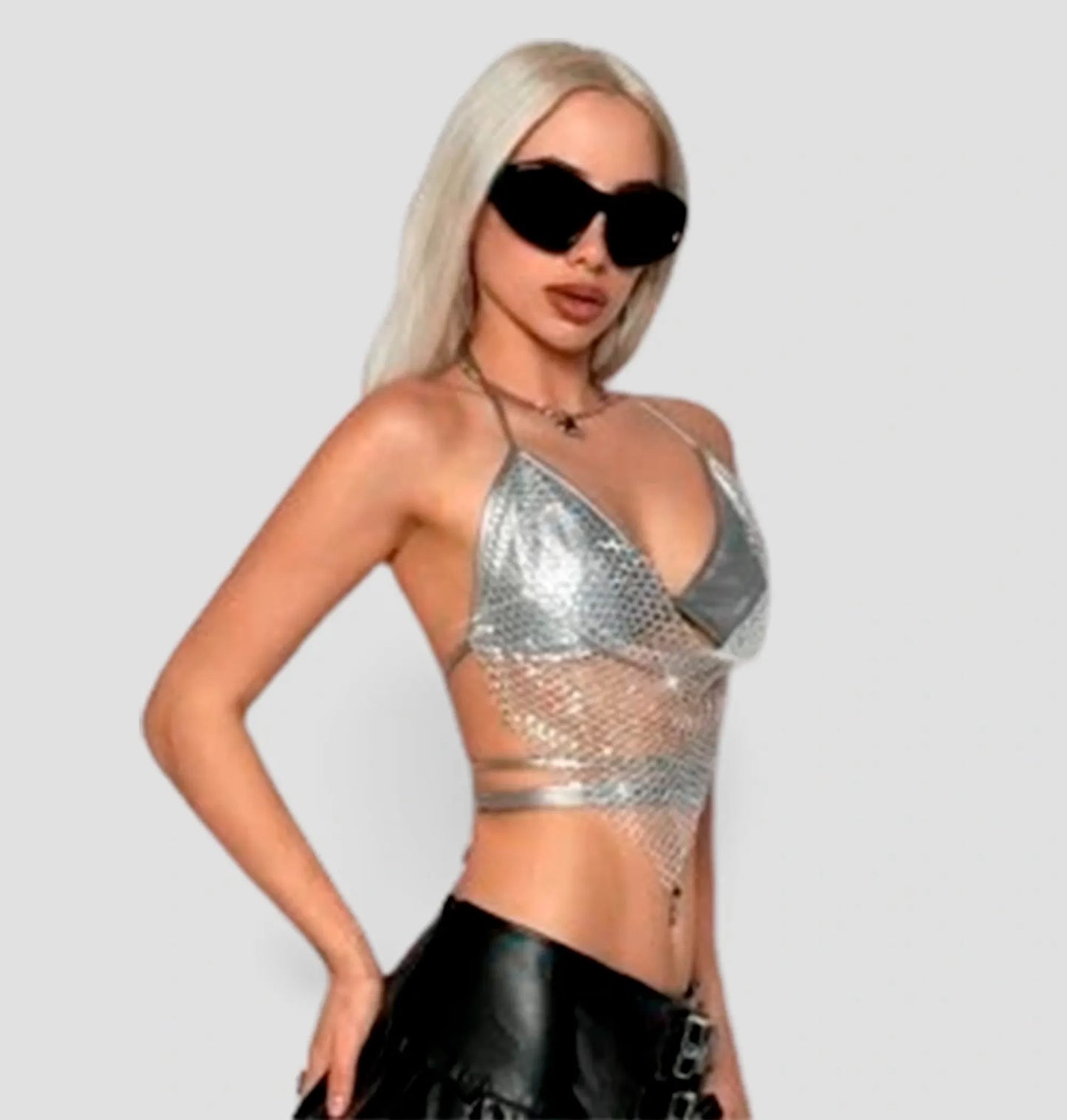 Top com decote halter, rede e glitter, com alças e costas abertas